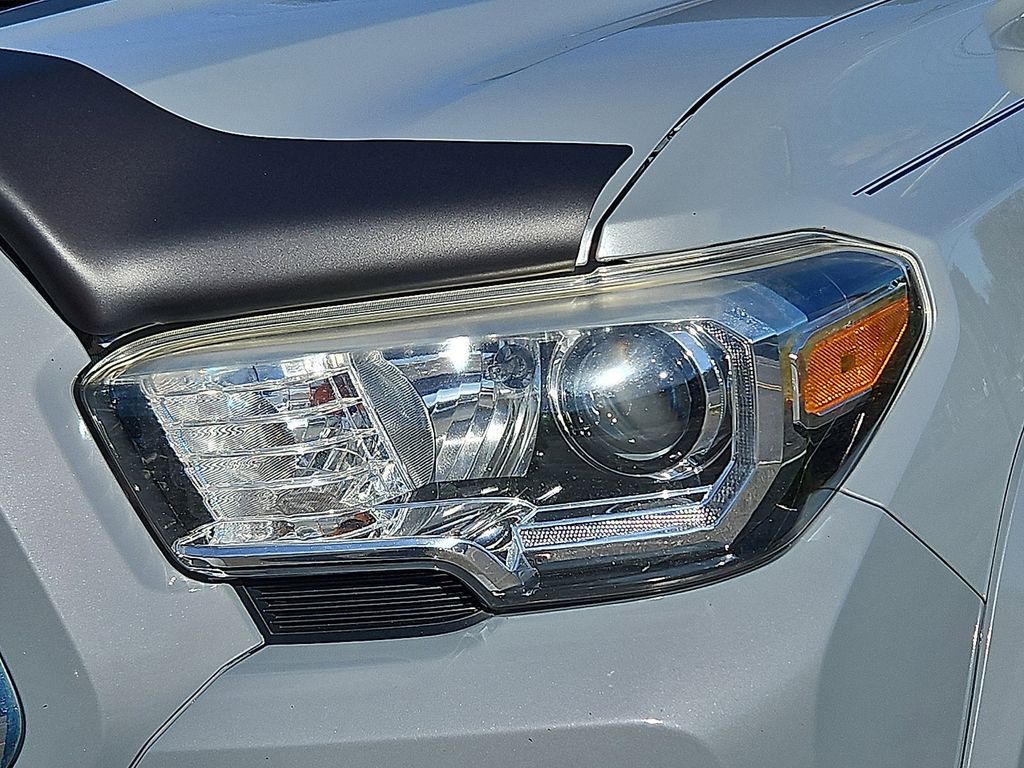 Thumbnail: 2018 Toyota Tacoma - 10