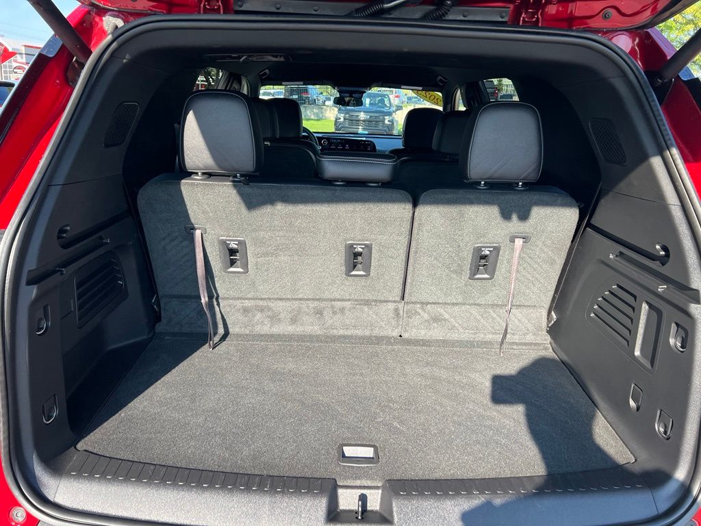 Used 2025 Chevrolet Traverse SUV