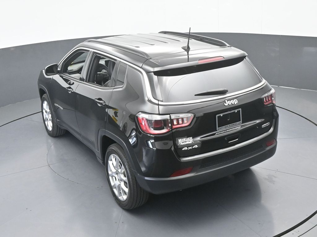 Used 2024 Diamond Black Crystal Pearlcoat Jeep Latitude Lux image 43