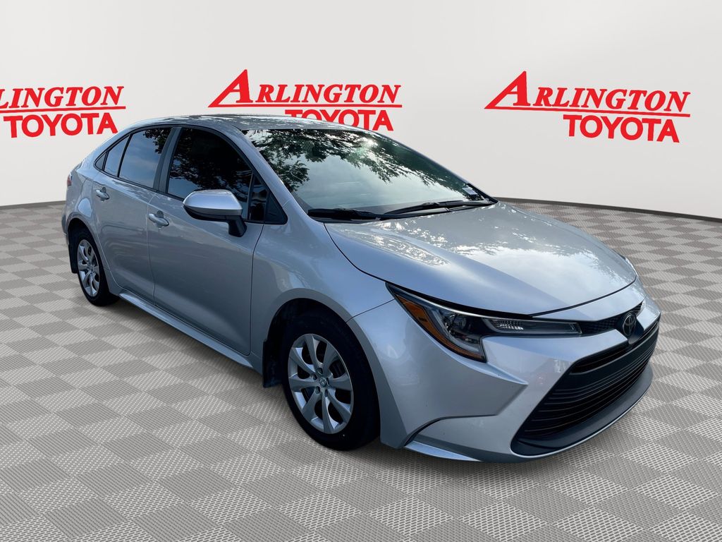 2024 Toyota Corolla LE's photo
