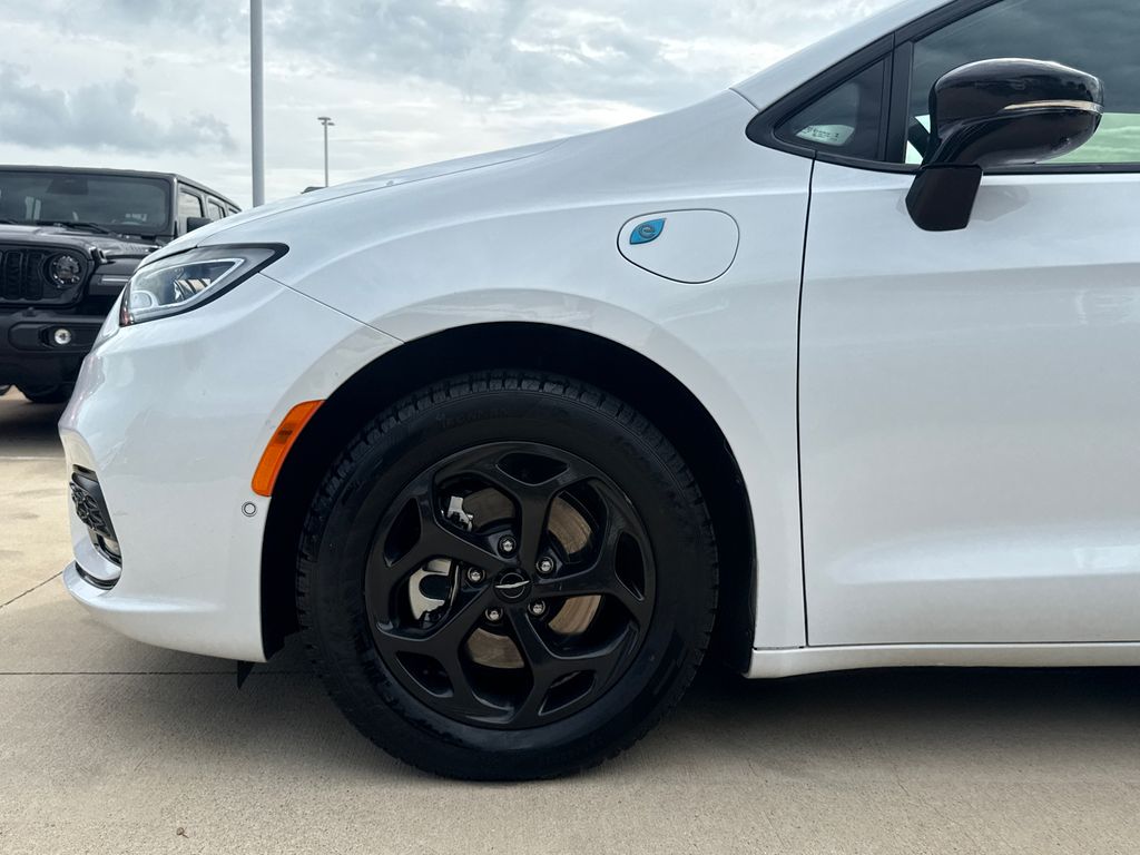 Used 2024 Chrysler Pacifica Hybrid Van