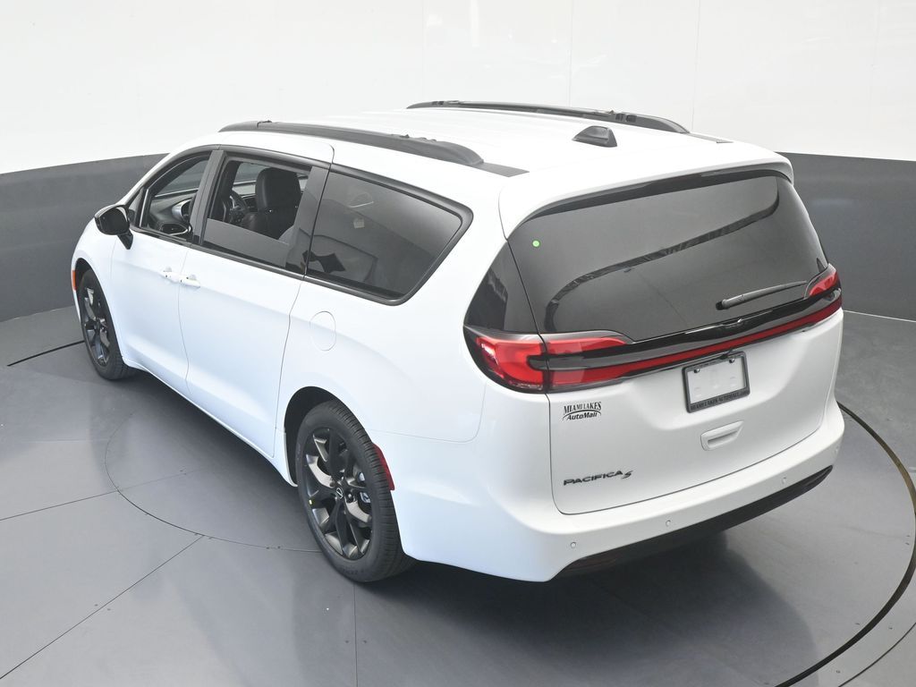 New 2026 Bright White Clearcoat Chrysler Select image 46