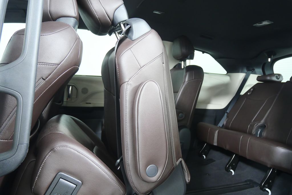 Thumbnail: 2022 Toyota Sienna - 16