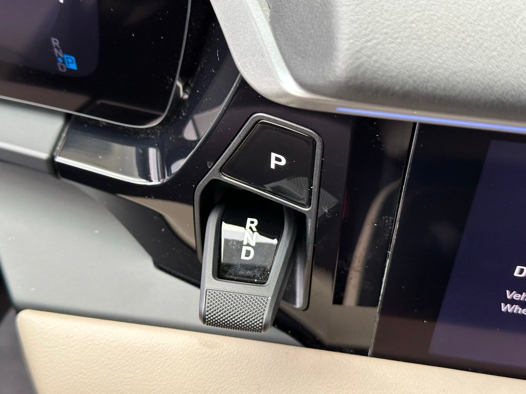 Thumbnail: 2025 Porsche Macan - 32