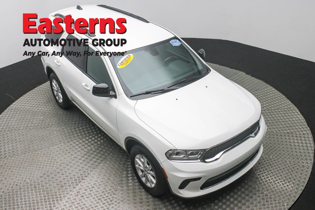 Used 2023 White Dodge SXT image 3