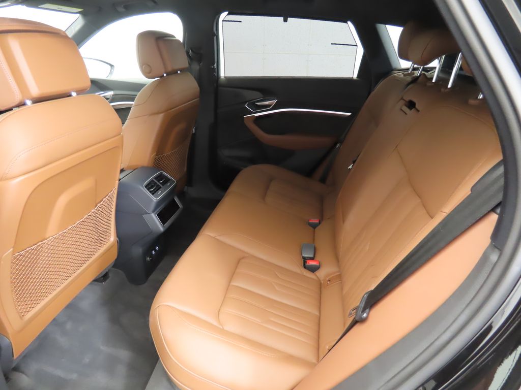 Thumbnail: 2019 Audi e-tron - 22