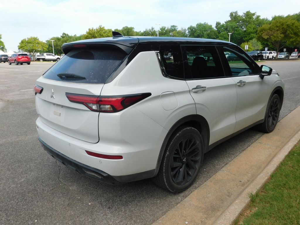 Thumbnail: 2023 Mitsubishi Outlander - 10
