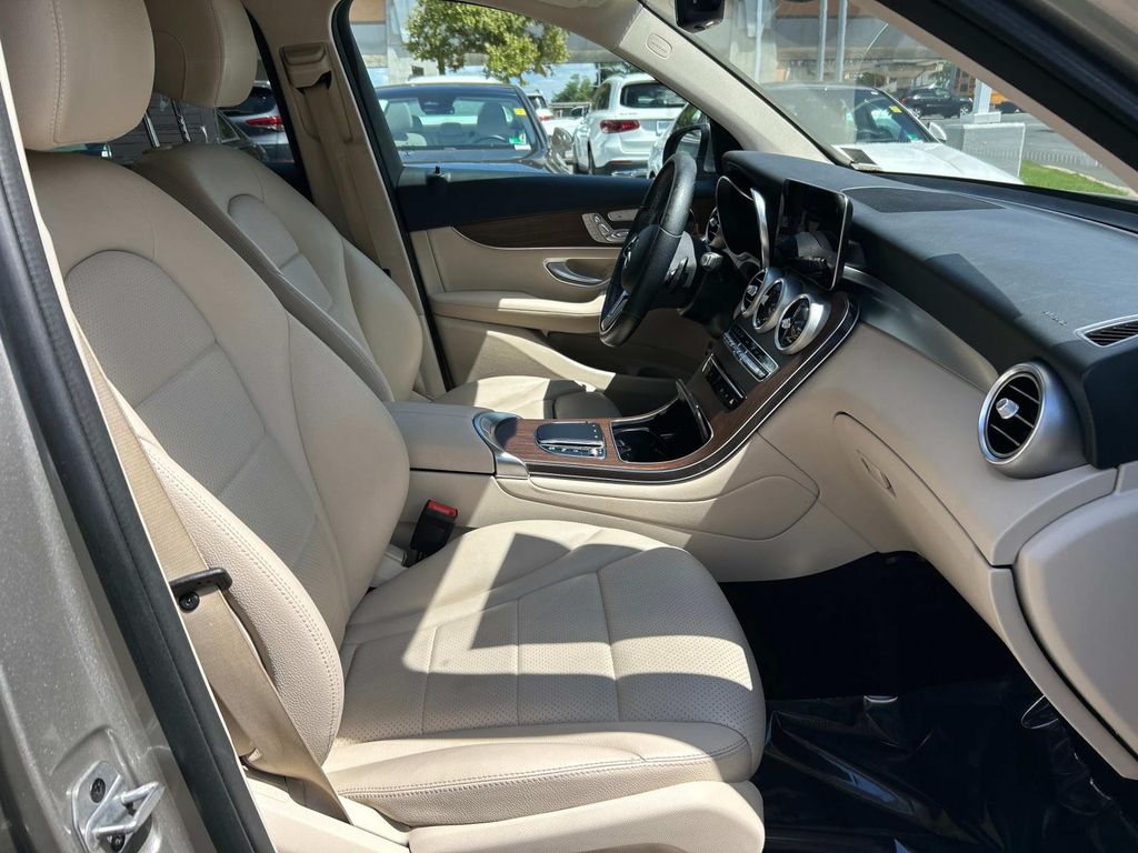 Thumbnail: 2021 Mercedes-Benz GLC - 22