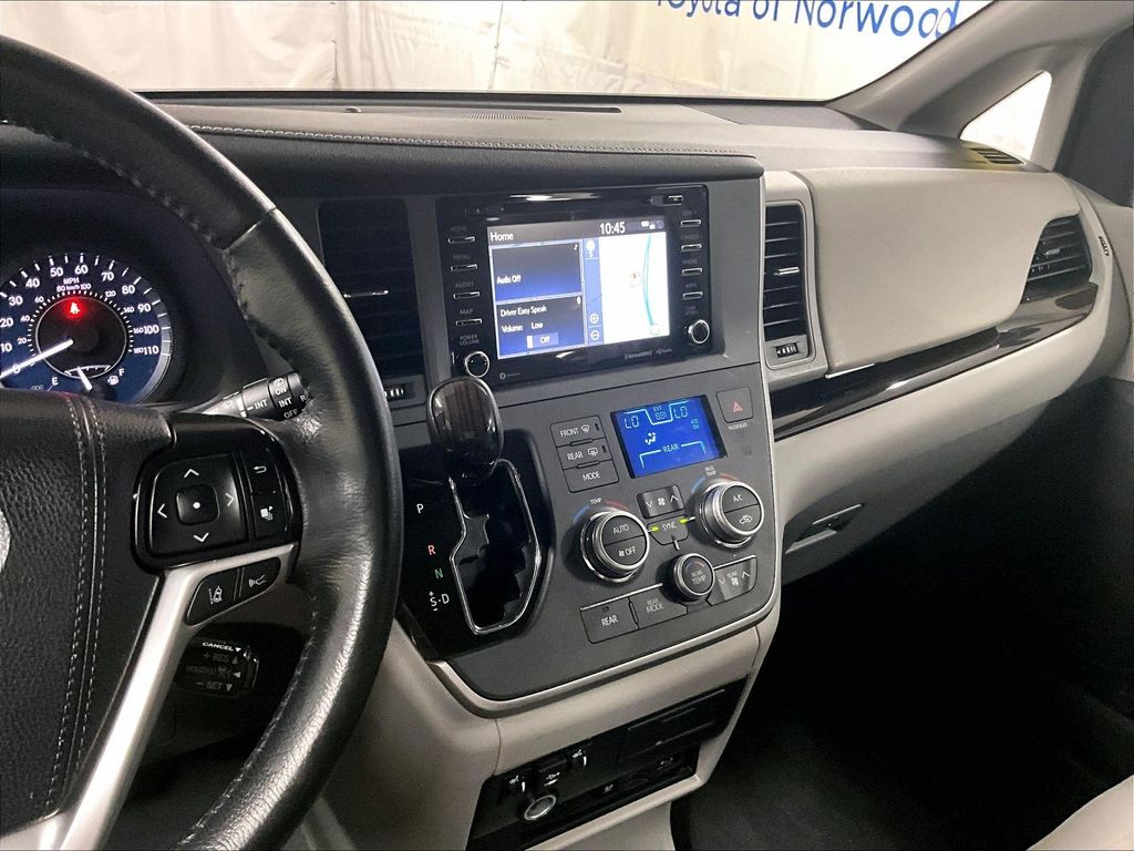 2020 Toyota Sienna — photo 25