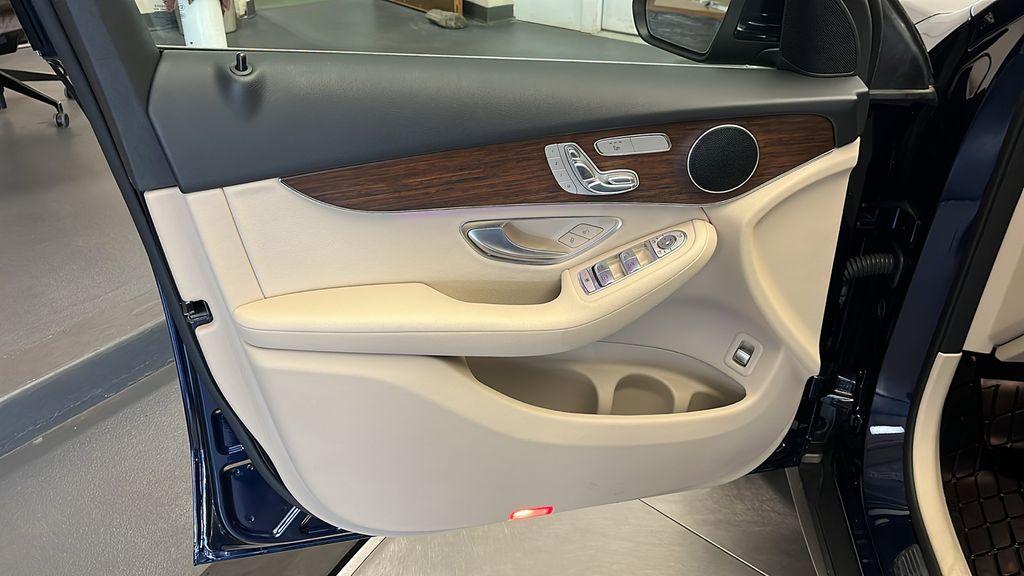 2022 Mercedes-Benz GLC 300 11