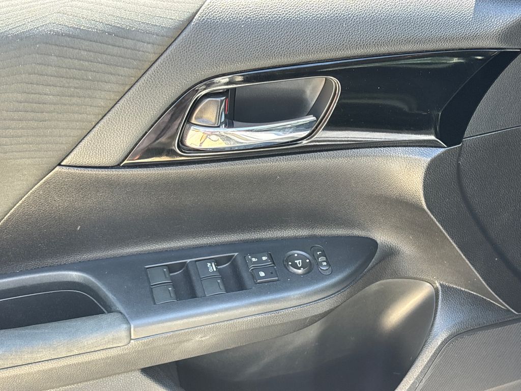 Used 2016  Honda LX image 16