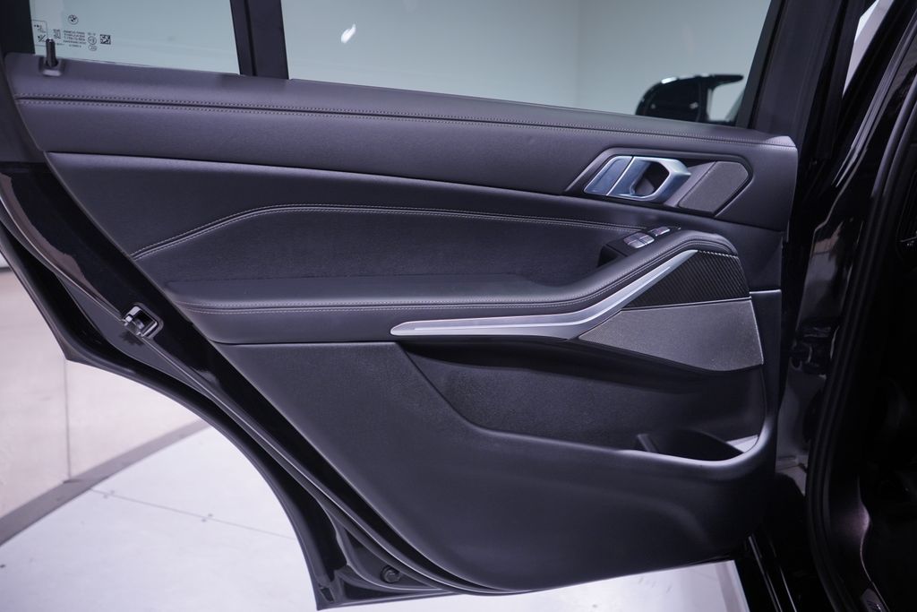 Thumbnail: 2025 BMW X7 - 16