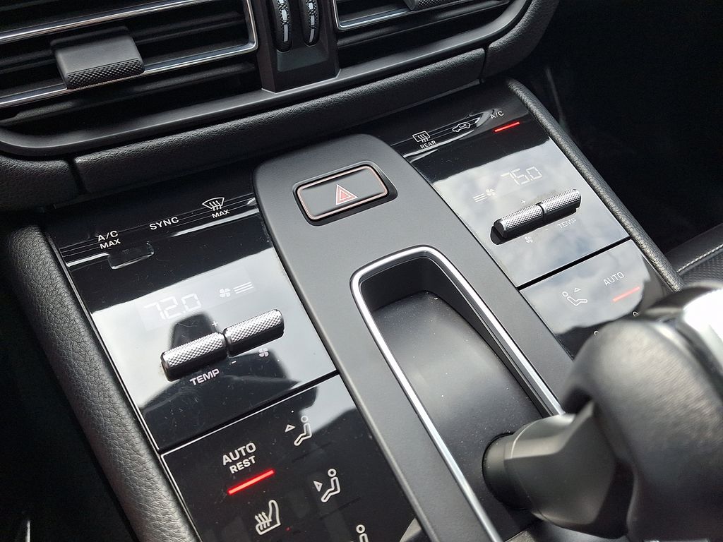 Thumbnail: 2022 Porsche Macan - 19