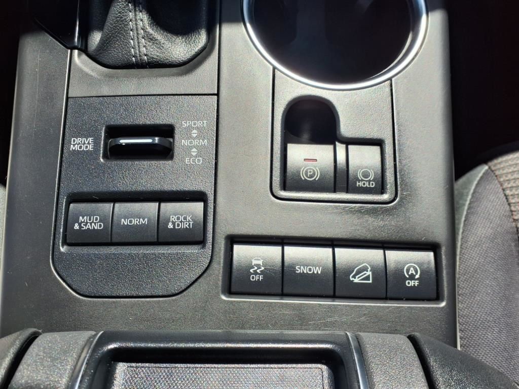 2022 Toyota Highlander LE photo 12