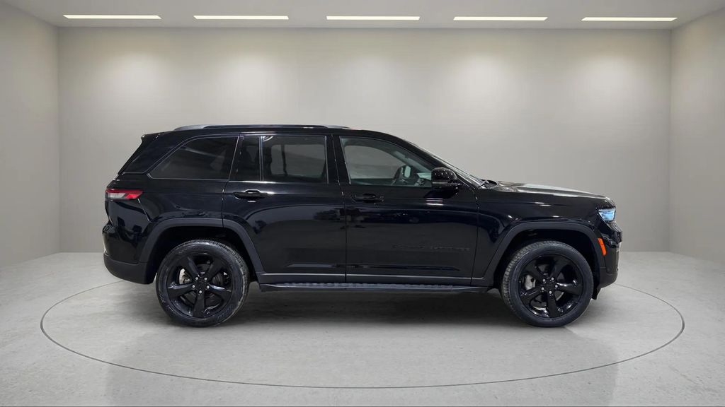 Used 2024 Diamond Black Crystal Pearlcoat Jeep Limited image 4