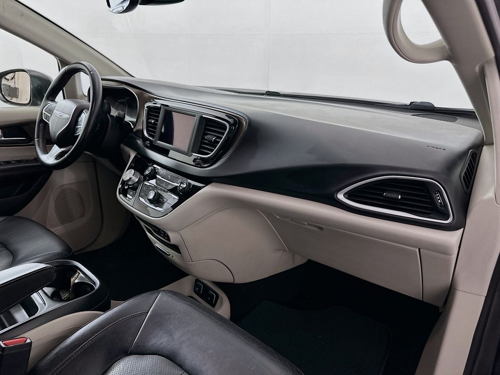 2019 Chrysler Pacifica Touring L 29