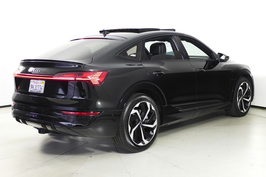 Thumbnail: 2024 Audi Q8 e-tron - 8
