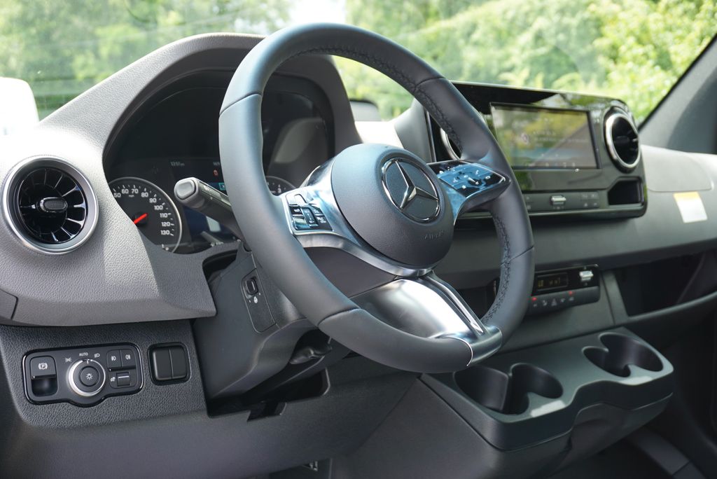 Thumbnail: 2025 Mercedes-Benz Sprinter - 25