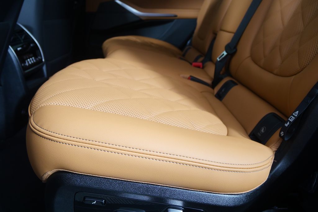 Thumbnail: 2026 BMW X7 - 15