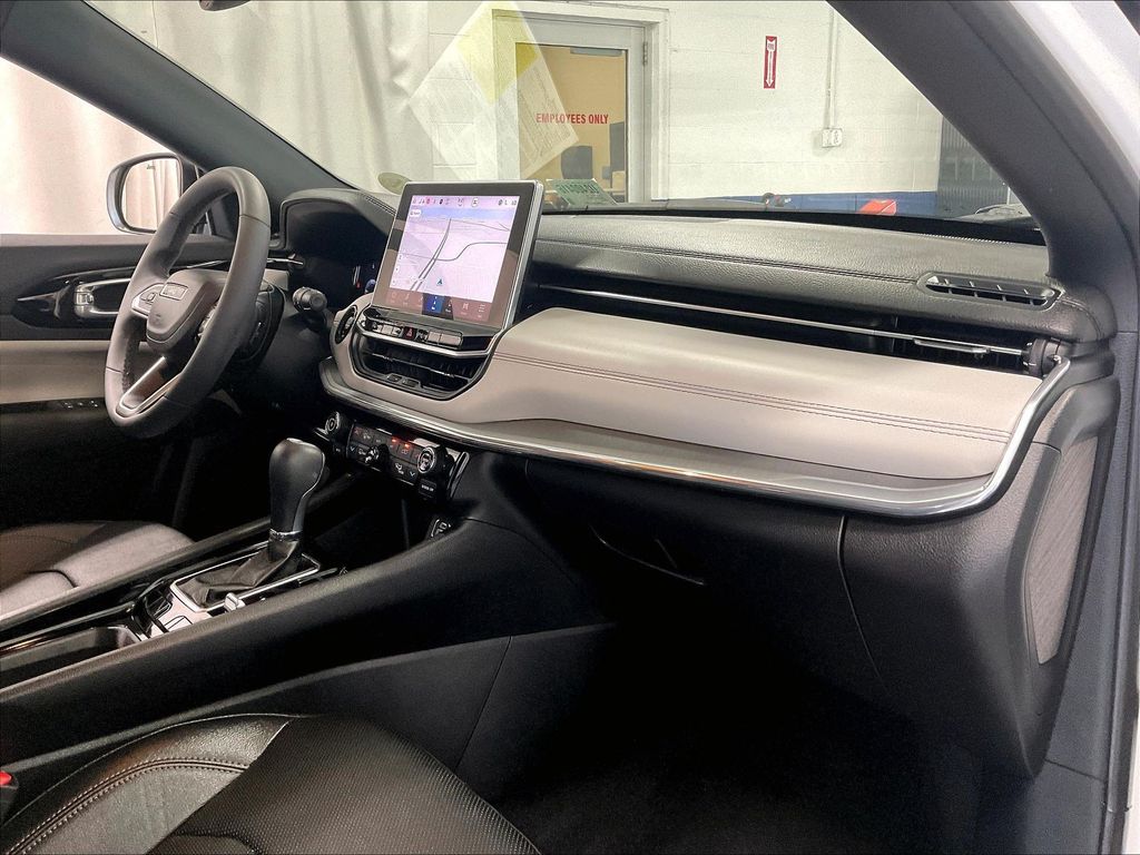 2024 Jeep Compass — photo 14