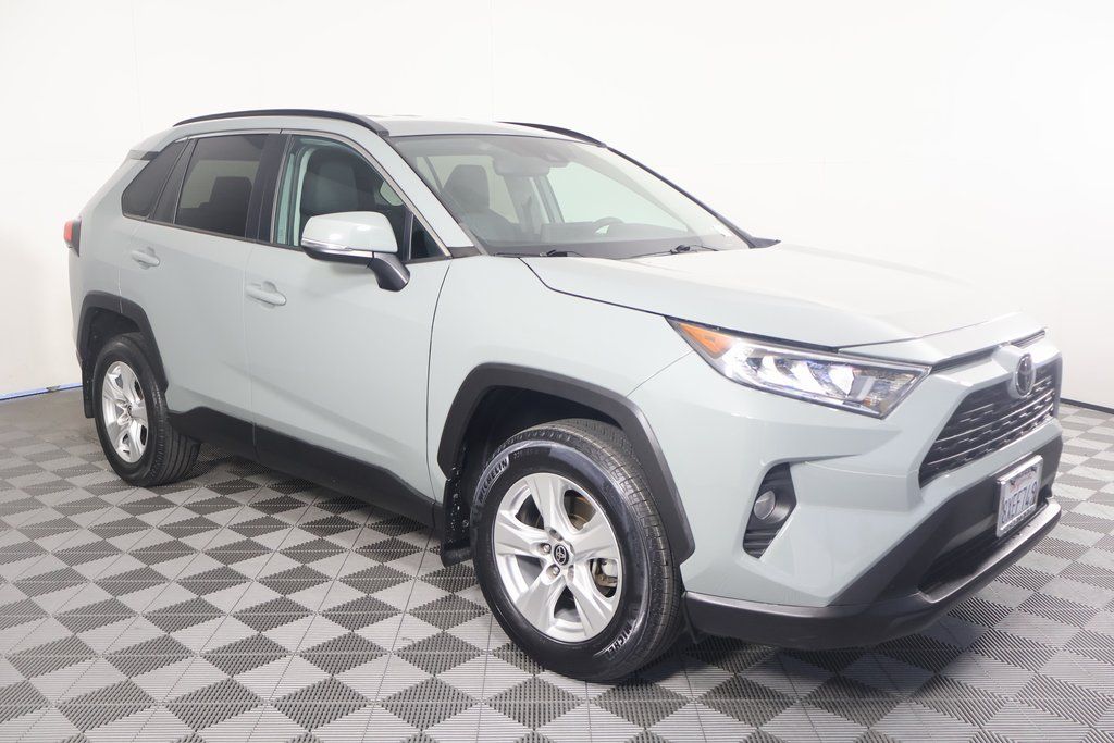 2021 Toyota RAV4 XLE 3