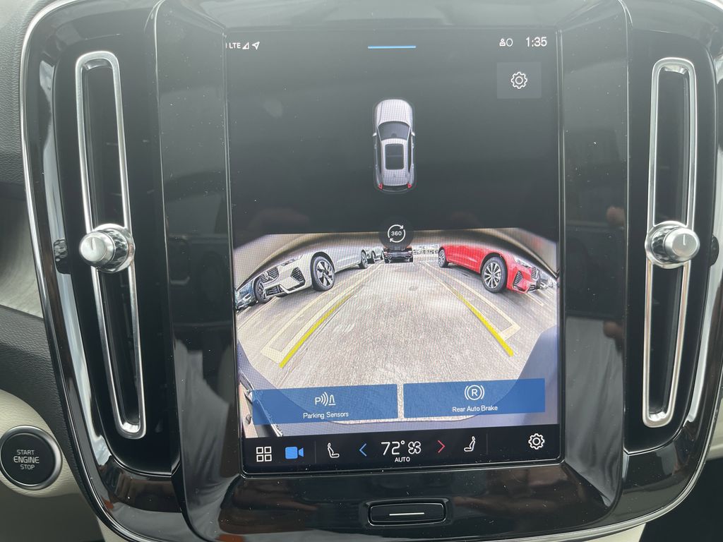 2025 Volvo XC40 B5 Plus Bright Theme photo