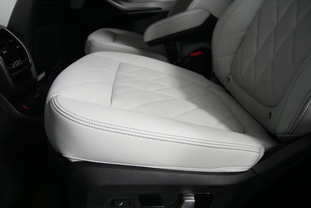 Thumbnail: 2026 BMW X7 - 14