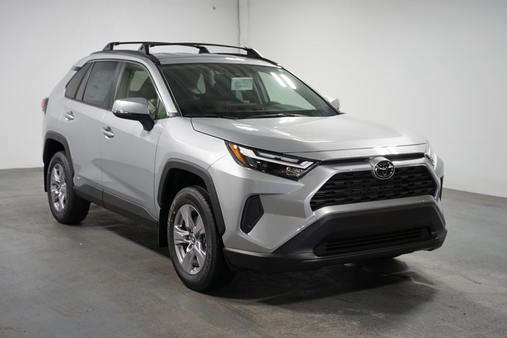 2025 Toyota RAV4 XLE 3