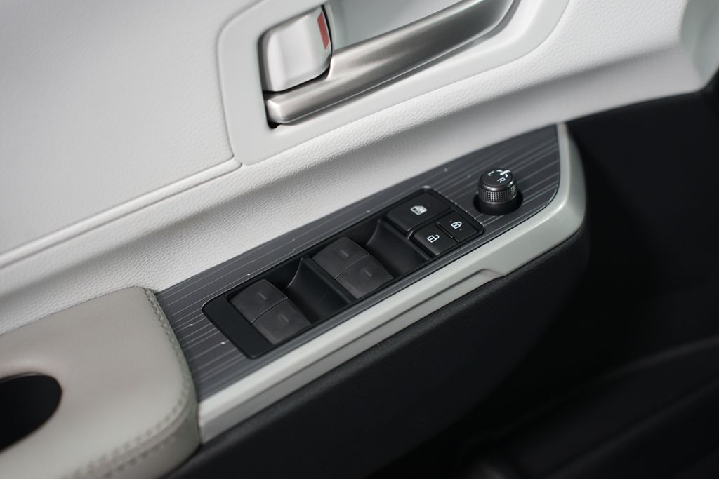 Thumbnail: 2025 Toyota Sienna - 32
