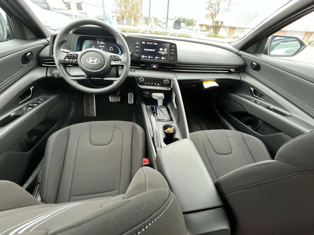 2025 Hyundai Elantra SEL Sport - 10