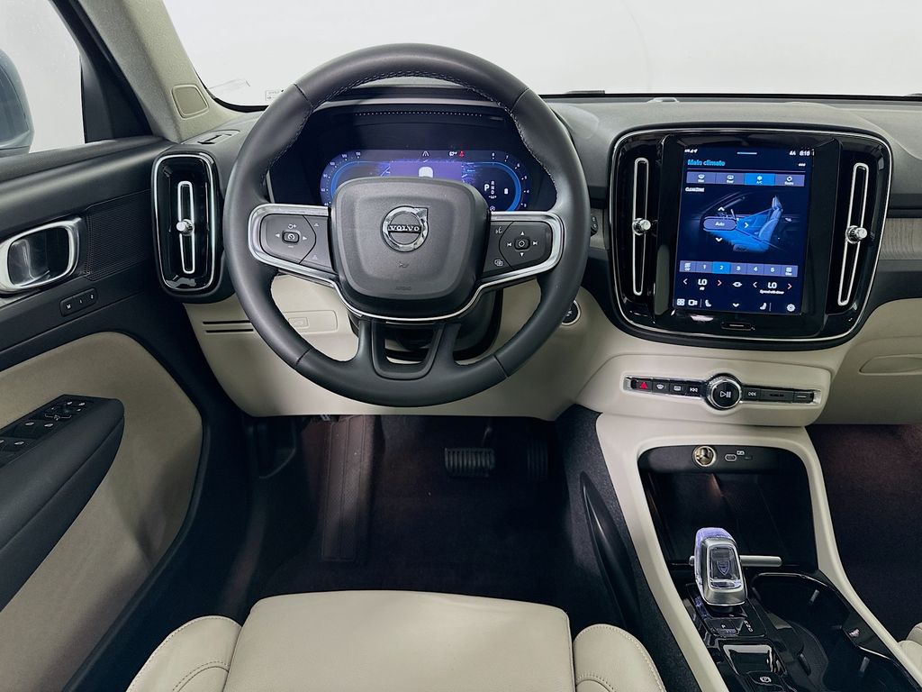 Thumbnail: 2023 Volvo XC40 - 22