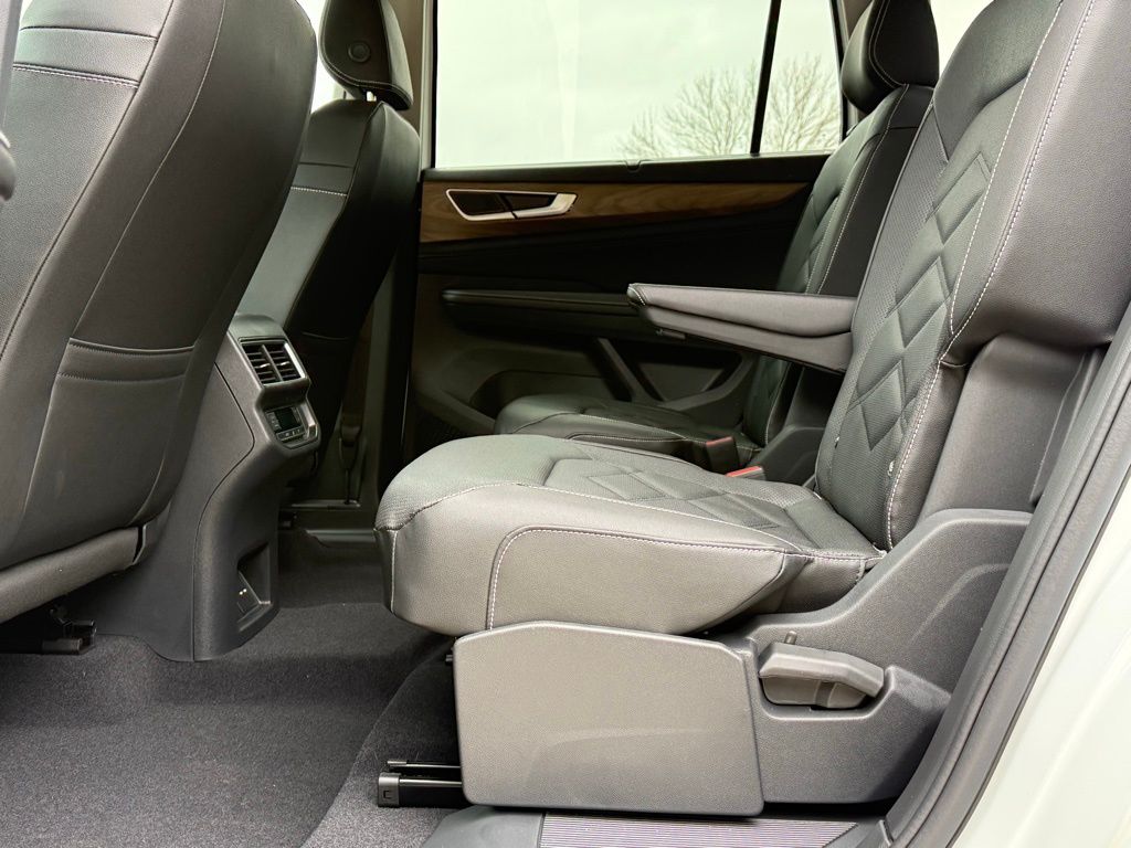 New 2026 White Volkswagen 2.0T SE w/Technology image 25