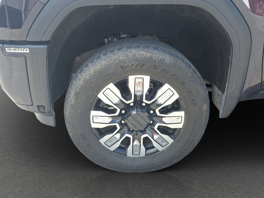 Used 2025 Silver GMC Denali image 4