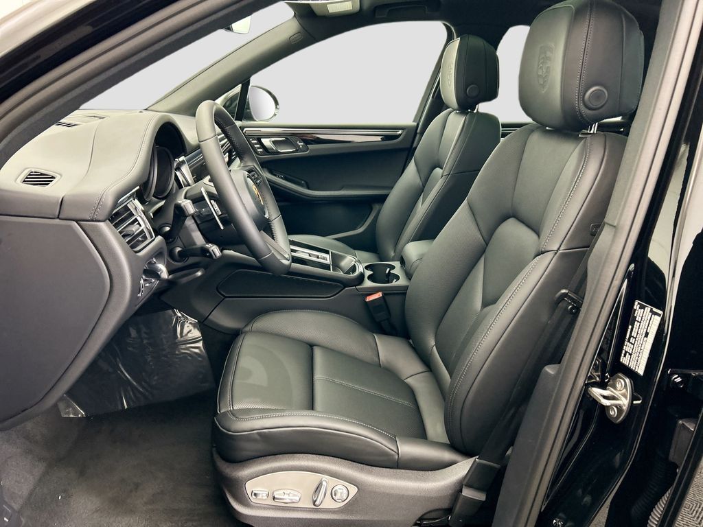Thumbnail: 2026 Porsche Macan - 5
