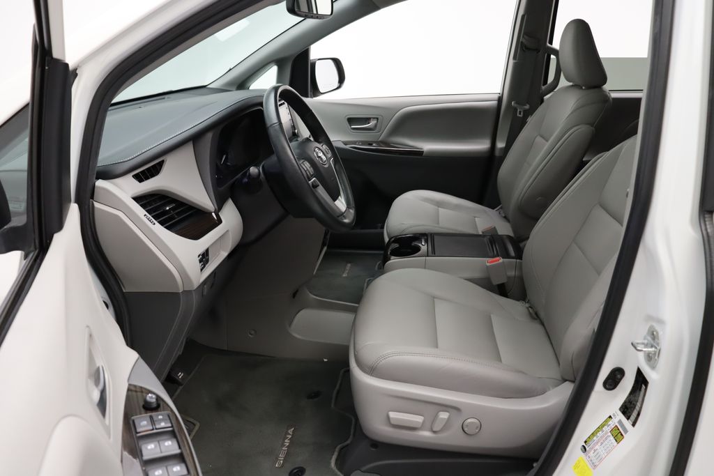 Thumbnail: 2020 Toyota Sienna - 14