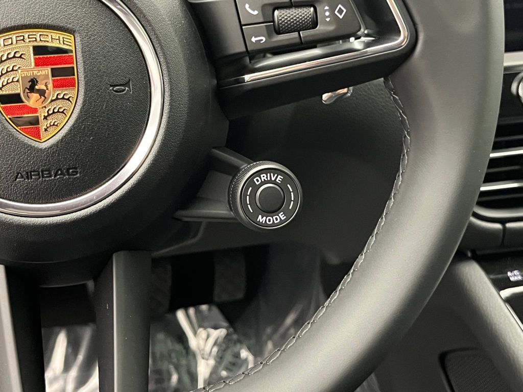 Thumbnail: 2025 Porsche Macan - 15