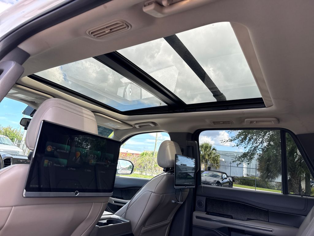 2021 Star White Metallic Tri-Coat Ford Expedition Max Limited RWD SUV