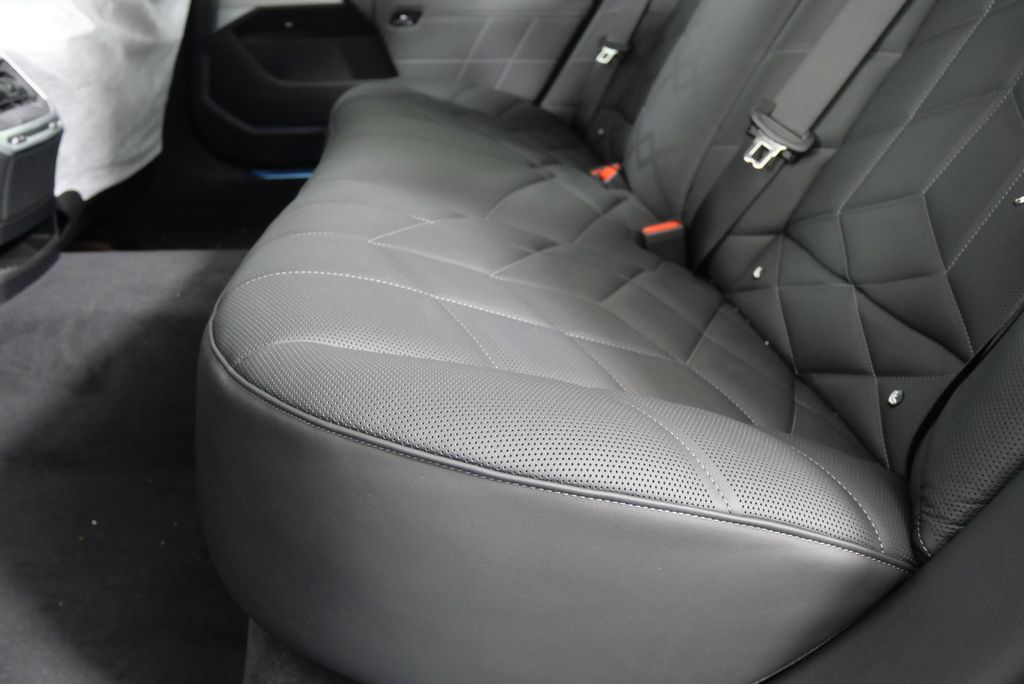 2025 BMW 7 Series 750e xDrive 14