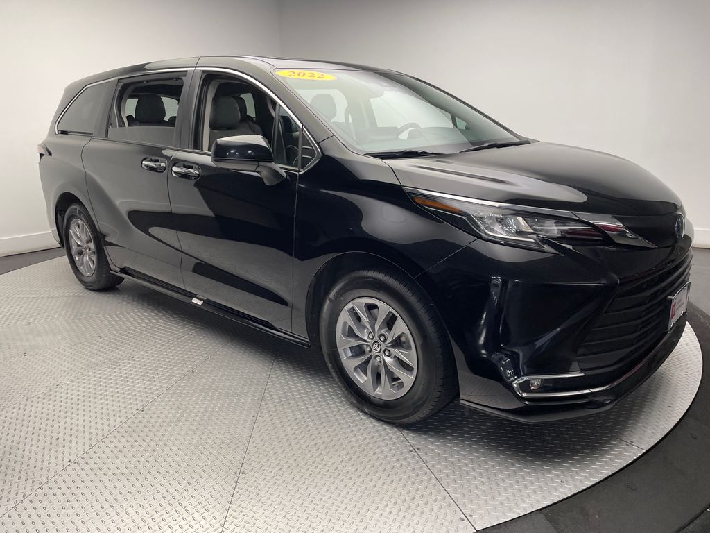 Thumbnail: 2022 Toyota Sienna - 3