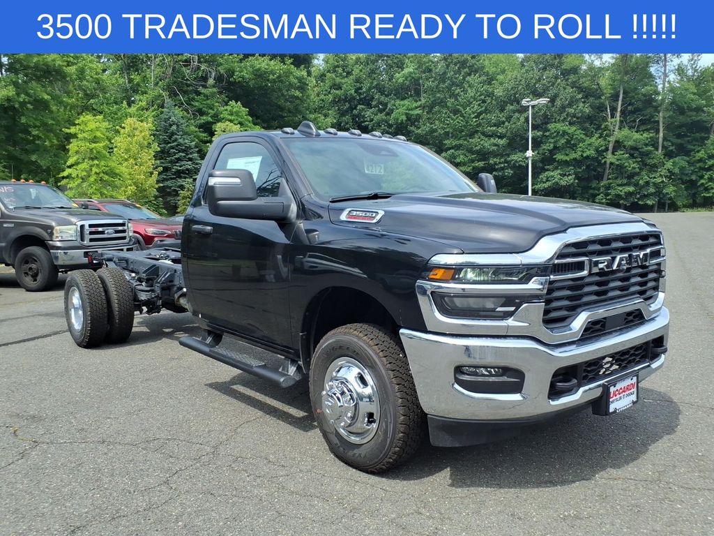 Diamond Black Crystal Pearlcoat 2026 RAM 3500 Chassis Pickup Truck Four-Wheel Drive 8-Speed Automatic