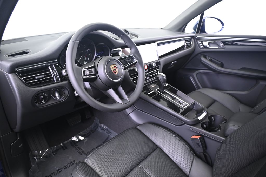 Thumbnail: 2025 Porsche Macan - 4