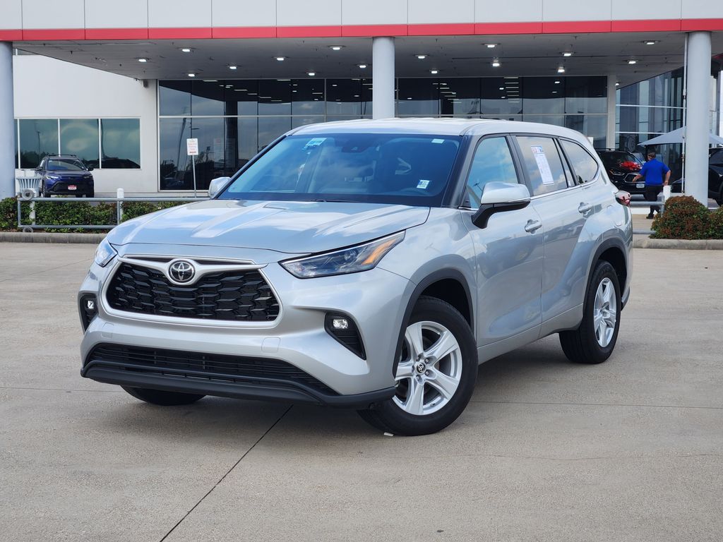 Celestial Silver 2025 Toyota Highlander LE FWD SUV / Crossover Front-Wheel Drive 8-Speed Automatic