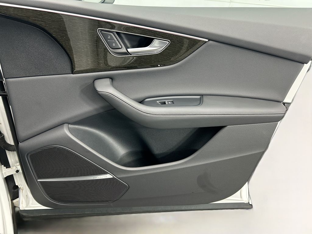 Thumbnail: 2025 Audi Q8 - 24