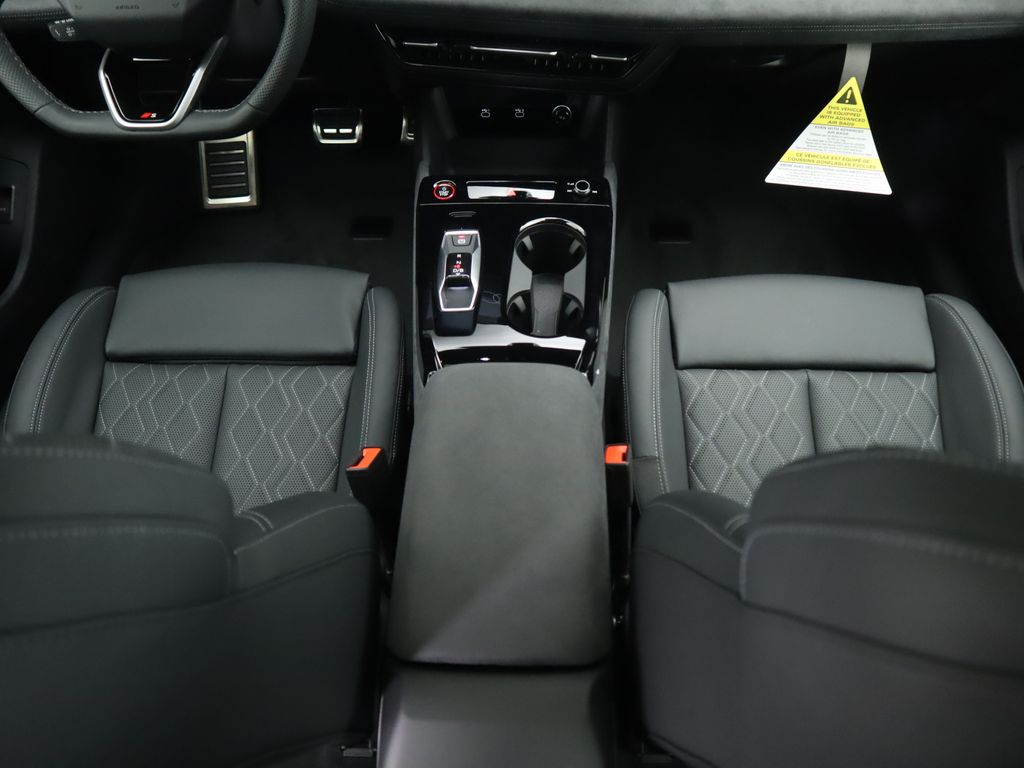 Thumbnail: 2025 Audi S6 - 17