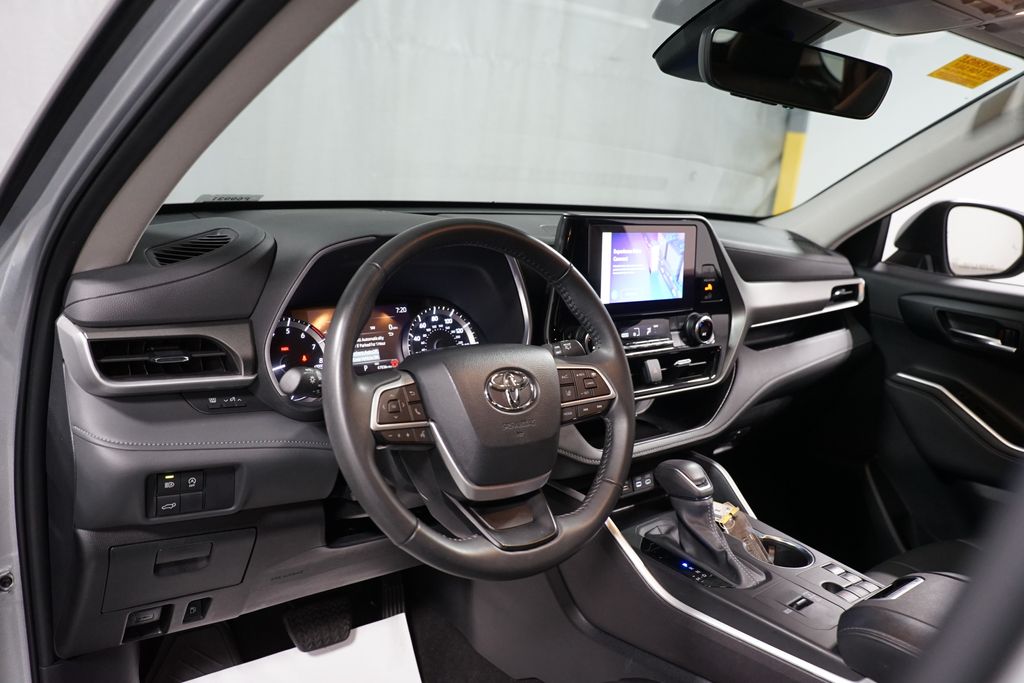 Thumbnail: 2024 Toyota Highlander - 11