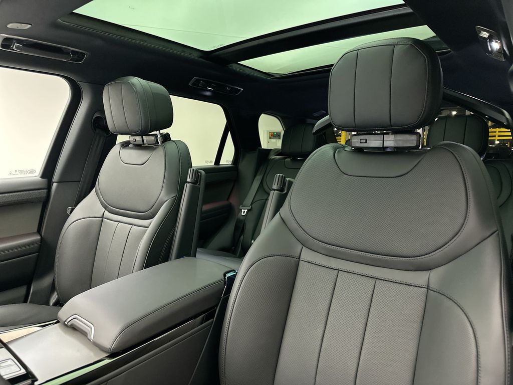 2025 Land Rover Range Rover Sport SE 9