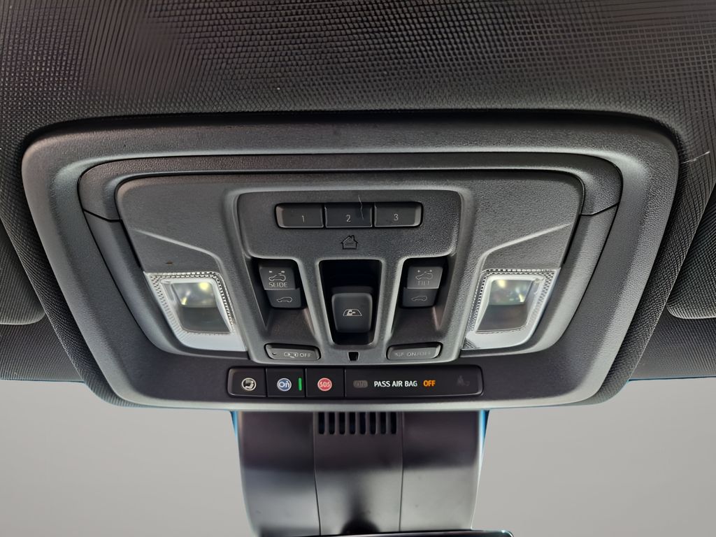 Used 2025 White GMC AT4 image 42