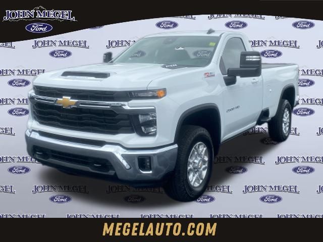 Summit White 2026 Chevrolet Silverado 2500HD Pickup Truck Four-Wheel Drive Automatic