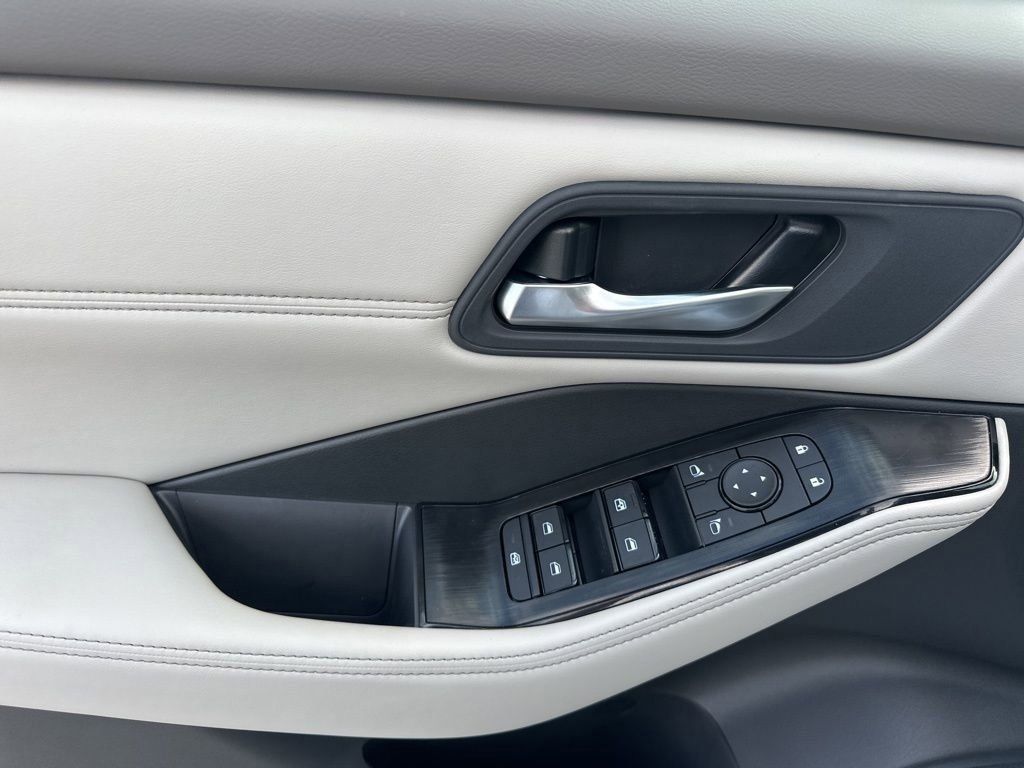 2025 Everest White Pearl Nissan Rogue SV FWD SUV