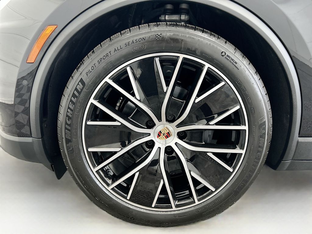 Thumbnail: 2025 Porsche Macan - 31